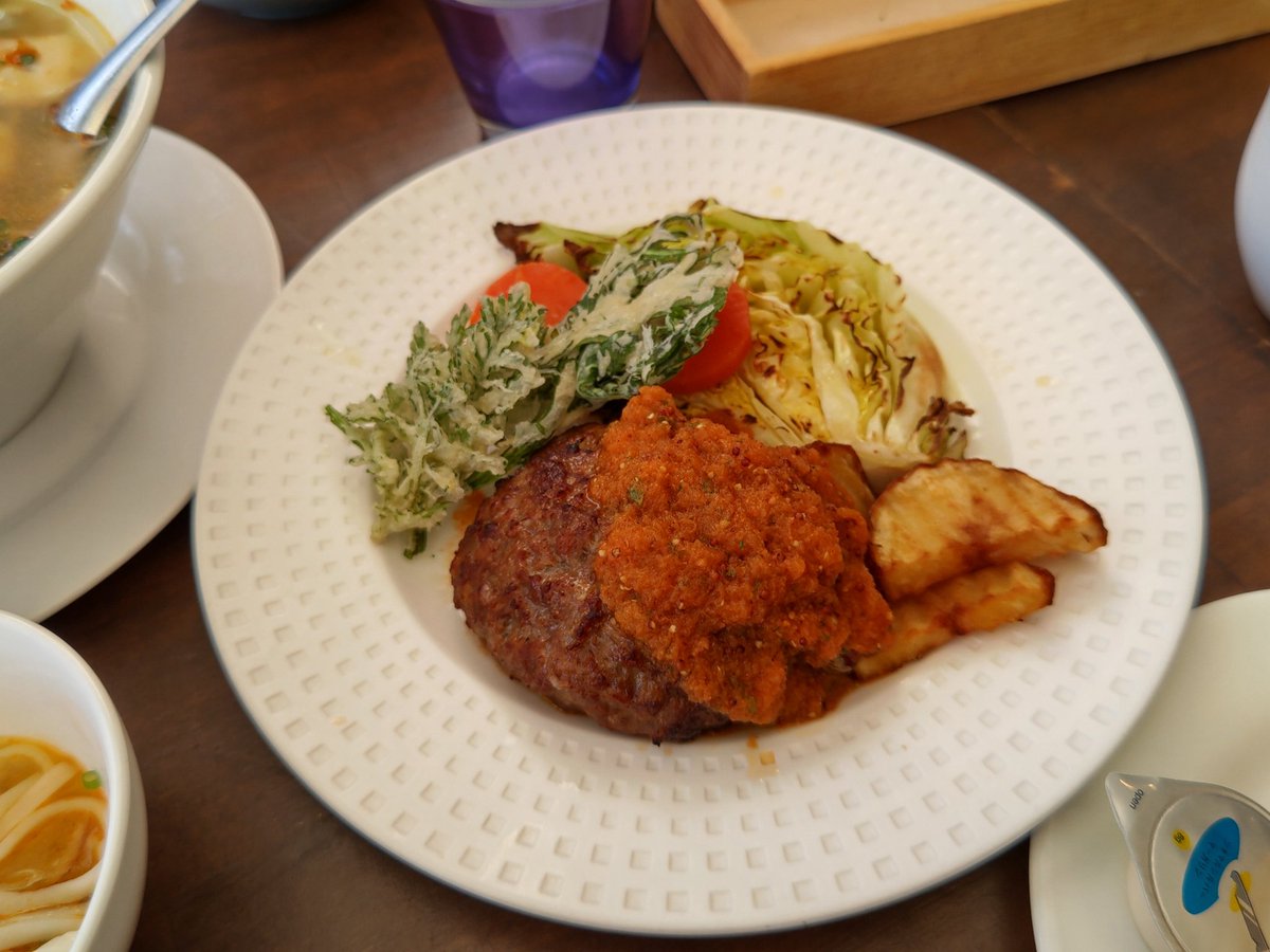 magonotetravel's tweet photo. ベストテーブルでランチ🍴😋
今週のCランチは、ハンバーグステーキ 御前人参のおろしマスタードソース🥕✨
ボリューム満点で大満足！
お腹をしっかり空かせて、ぜひどうぞ♪

#BestTable #郡山市 #ランチ #郡山ブランド野菜 https://t.co/ZEdVqH9zf9