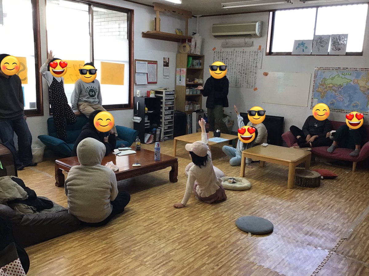 sachistation's tweet photo. 駄菓子屋🍭
「最近外部の方が買いに来てくれない」

これではお店番が楽しくない😔

と言うことで
「売り上げ改善会議」をやり続けてます。
みんなの目が急にキラキラし始めましたよ！

今日決めた施策は「駄菓子を外へ出す」。

目標、「外部のお客様の売上、1日2,000円‼️」

どうなるかはお楽しみ！ https://t.co/7drx9ltb8N