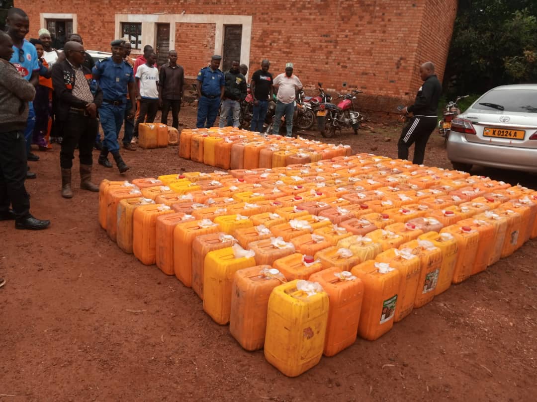 MagazineJimbere's tweet image. 📍Une vente aux enchères de 6 020 litres de carburant et de 217 sacs d’engrais, saisis illégalement, a été organisée par les autorités à #Muyinga(@BuhumuzaProvinc), ce 3 mars 2026

⚖️ Les propriétaires de véhicules ont reçu 20 litres pour 90 000FBu, tandis que deux motards se