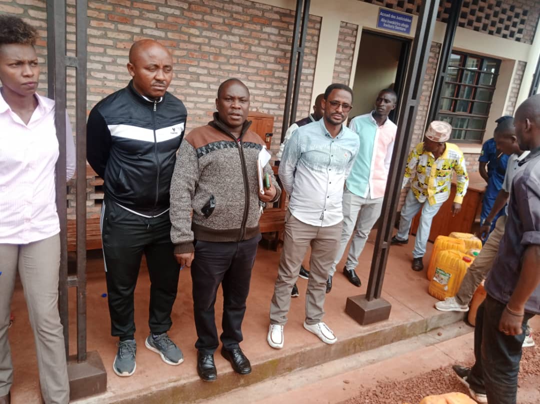 MagazineJimbere's tweet image. 📍Une vente aux enchères de 6 020 litres de carburant et de 217 sacs d’engrais, saisis illégalement, a été organisée par les autorités à #Muyinga(@BuhumuzaProvinc), ce 3 mars 2026

⚖️ Les propriétaires de véhicules ont reçu 20 litres pour 90 000FBu, tandis que deux motards se