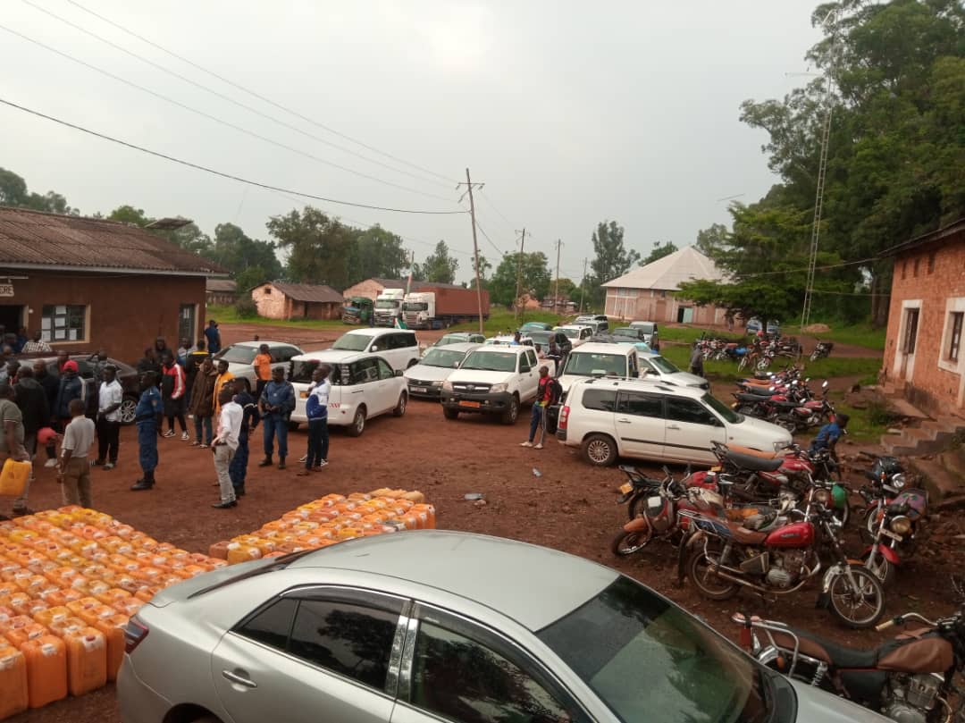 MagazineJimbere's tweet image. 📍Une vente aux enchères de 6 020 litres de carburant et de 217 sacs d’engrais, saisis illégalement, a été organisée par les autorités à #Muyinga(@BuhumuzaProvinc), ce 3 mars 2026

⚖️ Les propriétaires de véhicules ont reçu 20 litres pour 90 000FBu, tandis que deux motards se