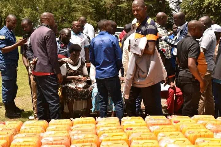 MagazineJimbere's tweet image. 📍Une vente aux enchères de 6 020 litres de carburant et de 217 sacs d’engrais, saisis illégalement, a été organisée par les autorités à #Muyinga(@BuhumuzaProvinc), ce 3 mars 2026

⚖️ Les propriétaires de véhicules ont reçu 20 litres pour 90 000FBu, tandis que deux motards se