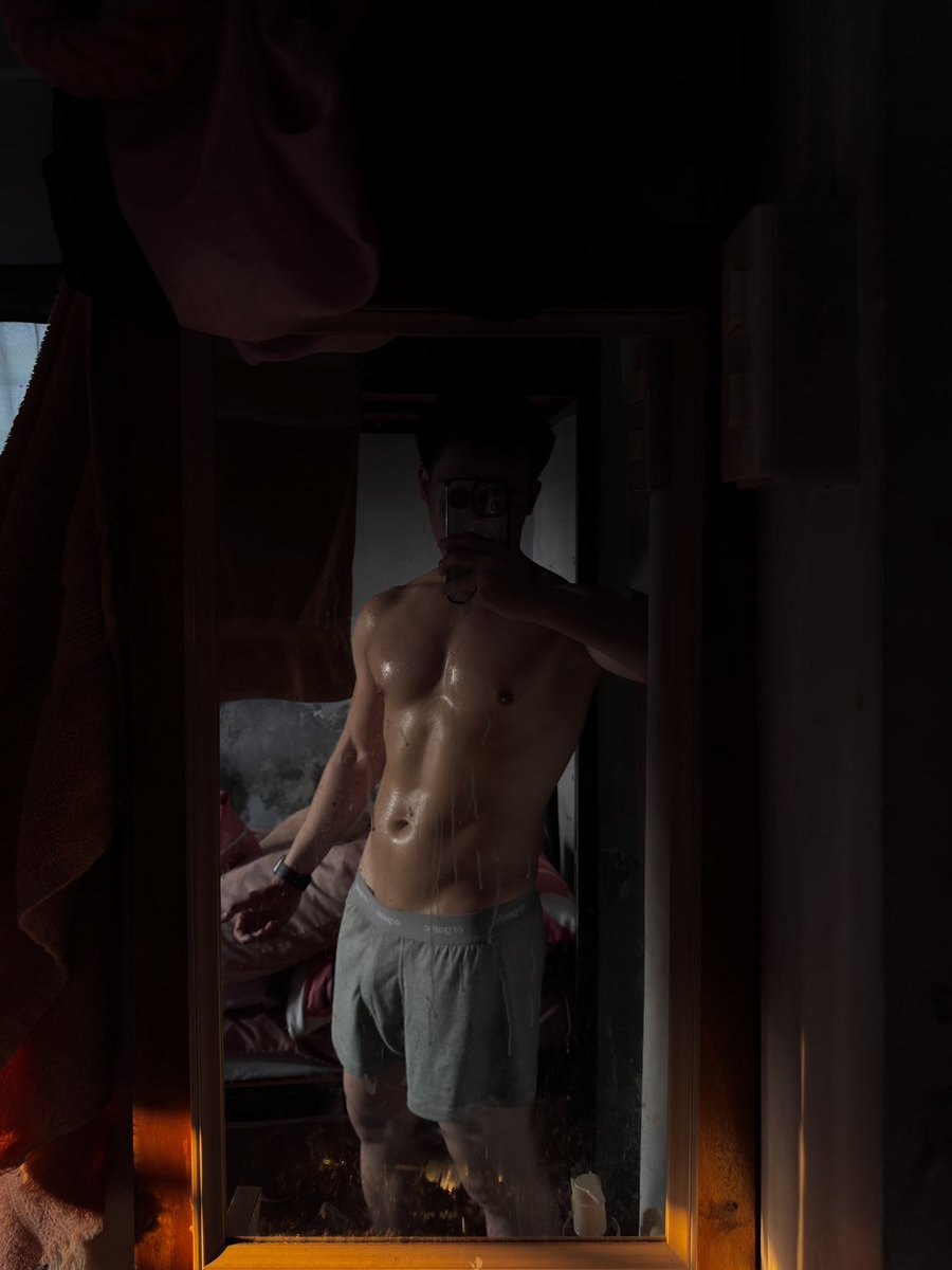 amaxtriton's tweet photo. the face                                         the body https://t.co/V8um1HgRbe