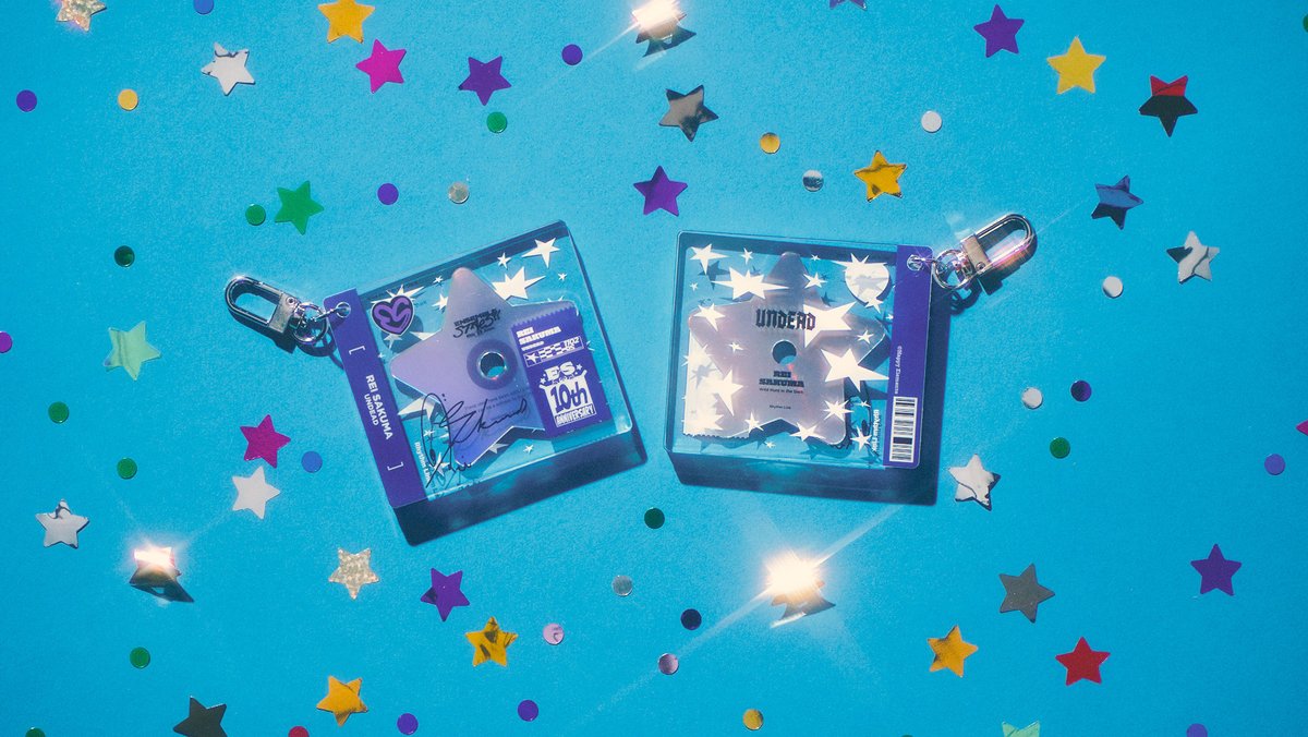 iime_info's tweet photo. ⭑あんさんぶるスターズ！！⭑
　𝟭𝟬𝙩𝙝 𝘼𝙣𝙣𝙞𝙫𝙚𝙧𝙨𝙖𝙧𝙮 𝙂𝙊𝙊𝘿𝙎

アイドルCDチャーム ⁀  ₊˚

三層構造でリアルな質感の
CDモチーフのキーホルダー

ジャケット表面には
アイドル一人ひとりのサイン入り🌟

⋆.*✩

ご予約はこちら🛒
https://t.co/XGlfeARyZZ https://t.co/Mm82w78AWN