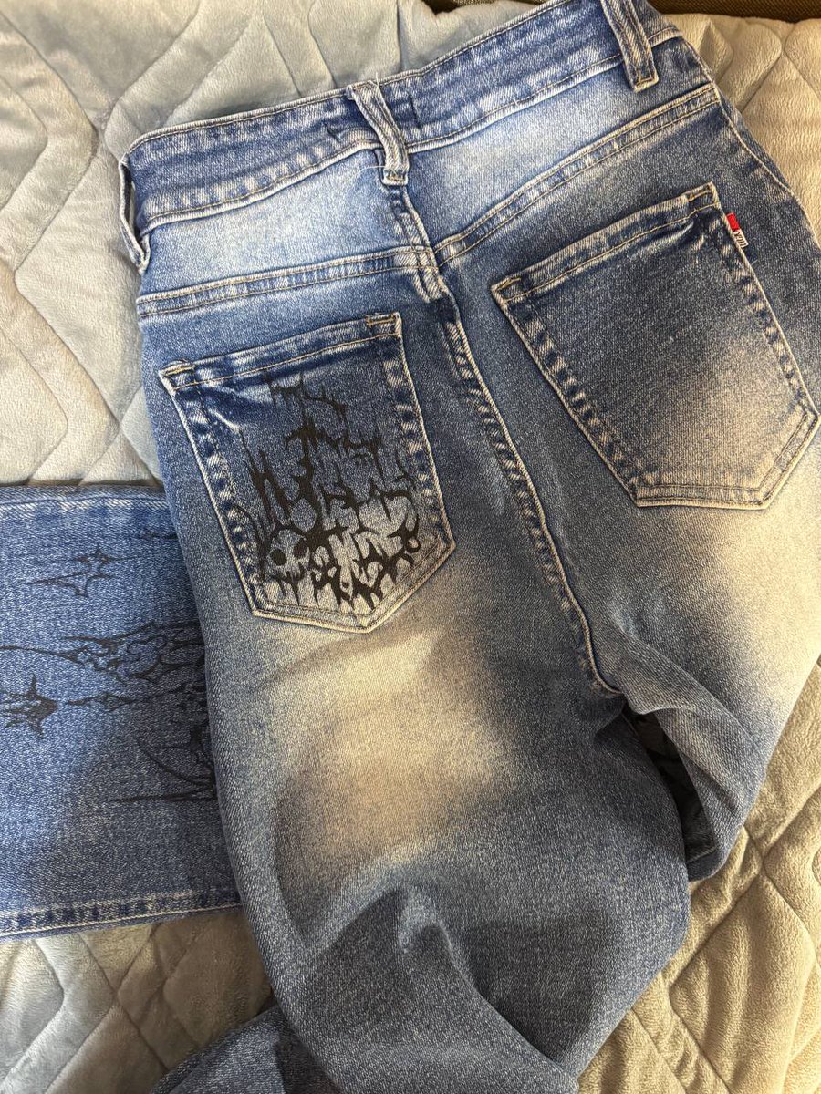 tova945's tweet image. I customized my pants — what do you think
#CustomClothes #HandPainted #ClothingCustomization #DIY #CustomDesign #ArtistOnTwitter #SmallBusiness #SupportArtists