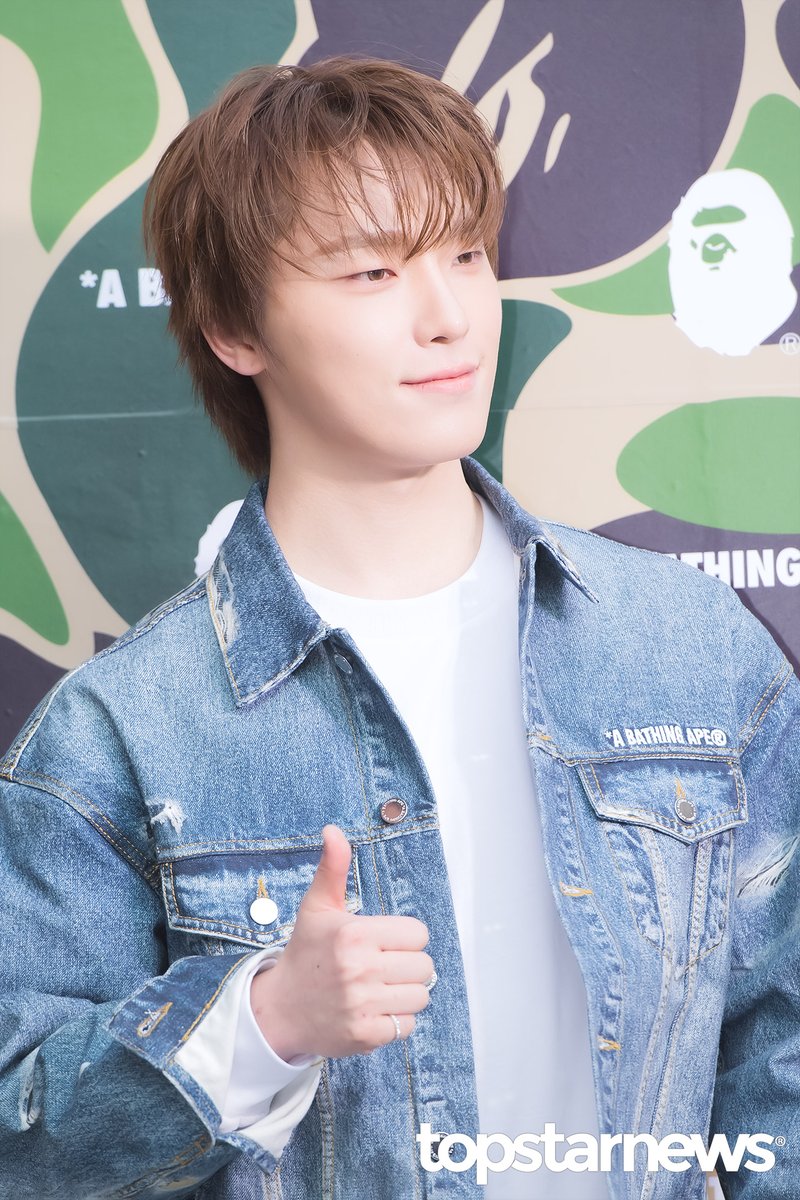 [HD포토] 세븐틴 디노, ‘따봉’ (베이프 포토콜) #베이프 #BAPE #포토콜 #프리뷰 #세븐틴 #디노 topstarnews.net/news/articleVi… <- Original Photo