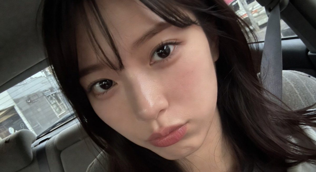 genel_ai's tweet photo. Grokで画像生成するとき、

『構図が雑で顔の一部が映っていない』
↑このプロンプト入れると、AIっぽさが緩和されてかなりリアルな質感になる気がします👀

プロンプトは各画像のALTに