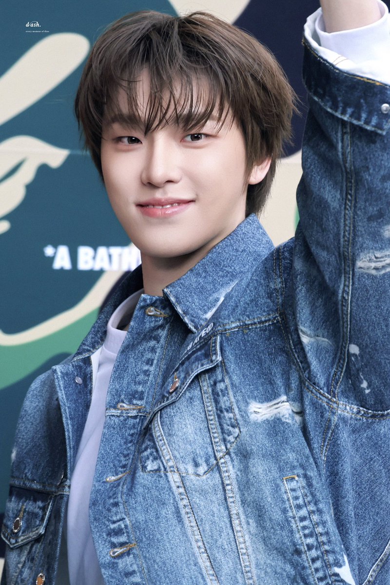 오늘따라 나이가늠 ㅈ나안됨 왼쪽은걍 세븐틴같고 오른쪽은 나이수준:tws, ㅋㄹㅌㅅ