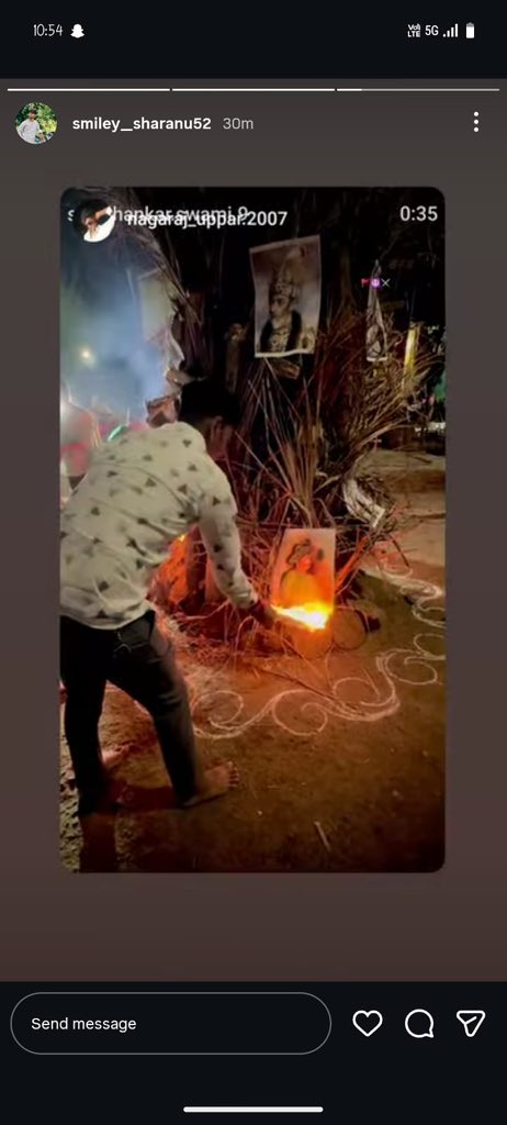 RamzanKadiwal's tweet photo. ಗೌರವಾನ್ವಿತ @SPKoppala ರವರ ಗಮನಕ್ಕೆ,
ಕುಷ್ಟಗಿ ತಾಲೂಕಿನ ದೋಟಿಹಾಳ ಗ್ರಾಮದಲ್ಲಿ ಸ್ವಾತಂತ್ರ್ಯ ಹೋರಾಟಗಾರರ ಪ್ರತಿಕೃತಿ ದಹನದ ವಿಡಿಯೋ ಹಂಚಿಕೊಂಡು ಶಾಂತಿ ಕಲುಷಿತಗೊಳಿಸುವ ಪ್ರಯತ್ನ ನಡೆಯುತ್ತಿದೆ. ಕೋಮುಗಲಭೆಗೆ ಪ್ರಚೋದನೆ ನೀಡುತ್ತಿರುವವರ ವಿರುದ್ಧ ತಕ್ಷಣ ತನಿಖೆ ನಡೆಸಿ ಶಿಸ್ತುಕ್ರಮ ಕೈಗೊಳ್ಳಬೇಕೆಂದು ವಿನಂತಿ.
@KoppalPolice https://t.co/PW5bFz8GAE