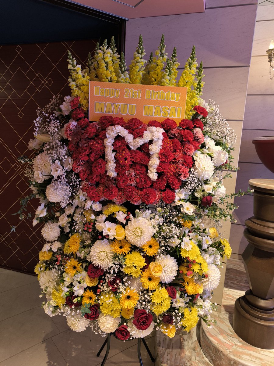 mayuu_seitan's tweet photo. 【お知らせ】
こちら、本日の正鋳真優さんの生誕祭のスタフラです💐
上段は、真優ちゃんの好きなフライドポテトをイメージしています。
皆さま、終演後にはぜひ写真を撮っていただけますと幸いです📸

#正鋳真優生誕祭2026
#正鋳真優
#AKB48 https://t.co/T6GPDxkDGJ