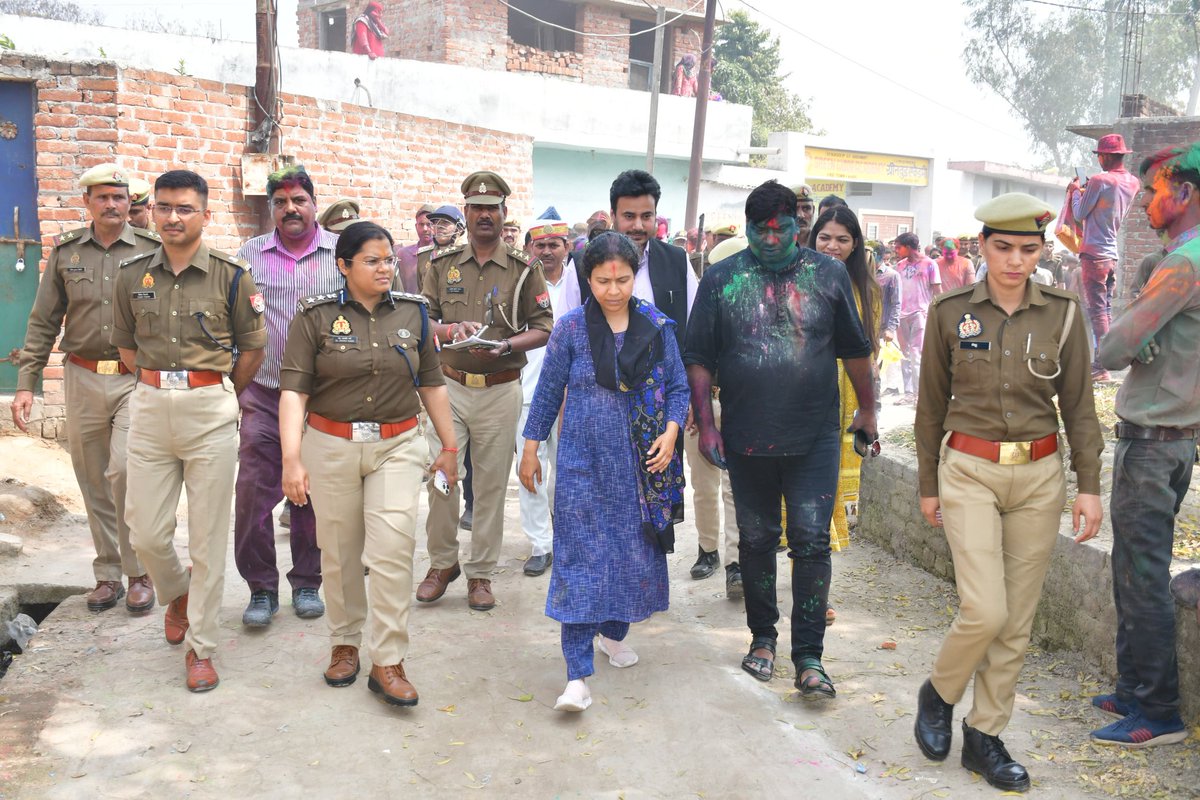 होली के रंग, प्रशासन की निगरानी!
होली पर्व को सकुशल संपन्न कराने हेतु DM दुर्गा शक्ति नागपाल व SP डॉ.ख्याति गर्ग ने लखीमपुर शहर व खीरीटाउन में भ्रमण कर जुलूस मार्ग का निरीक्षण किया।शांति,भाईचारा एवं सुरक्षा बनाए रखते हुए पर्व का आनंद लें।शांति पर प्रशासन की पैनी नजर। <a href="/CMOfficeUP/">CM Office, GoUP</a>