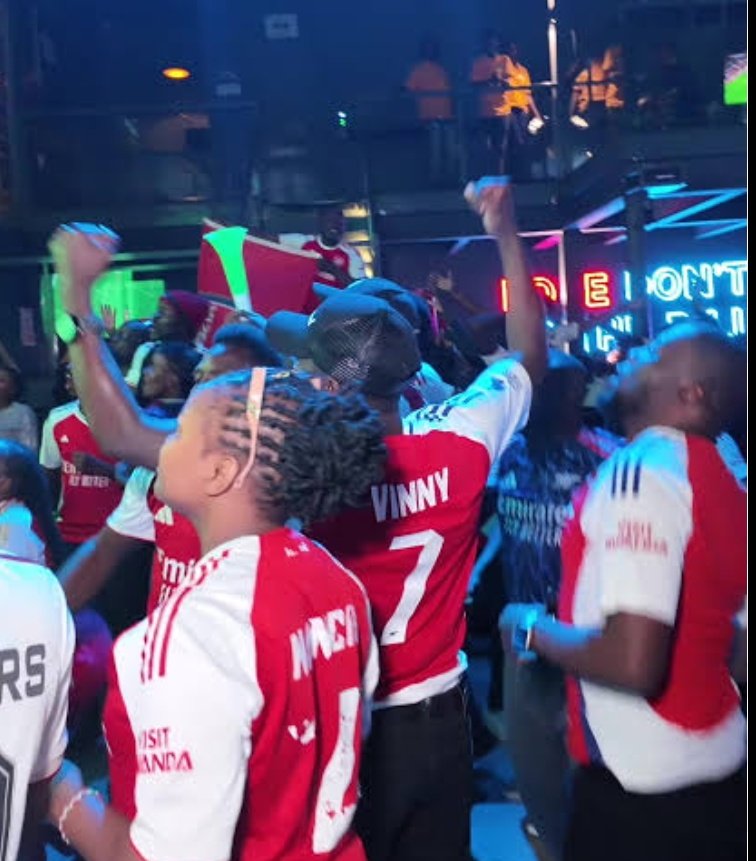 Hivi hapa bongo hamnaga Club/bar zinaonesha mpira kama za wakenya watu wanaenda na Jezi kabisa vibe la kutosha au sie zetu ndio kitambaa cheupe zilizojaa uzinzi tu 🤣🤣🤣