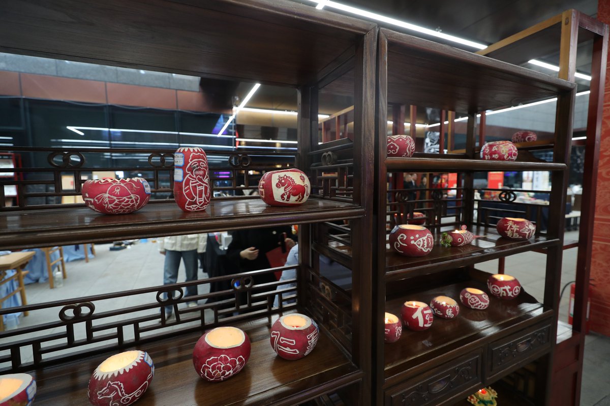 TouchShandong's tweet image. From #lantern riddle guessing to making handcrafted lanterns, #Confucius Museum offered a variety of traditional cultural experiences during the Lantern #Festival. Visitors immersed themselves in the festive atmosphere, sharing the warmth of the #holiday together.