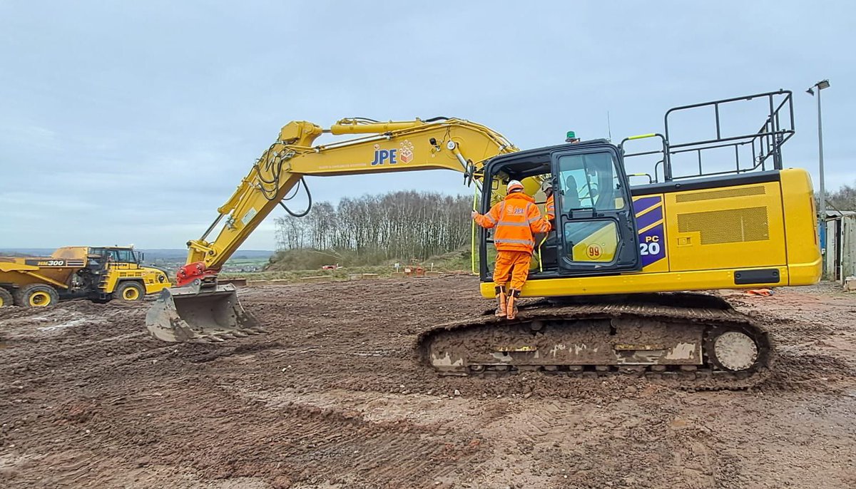 McHaleKomatsu's tweet image. A brand new PC220LC-12 onsite for JPE Aggregates. Thank you to Ant for the brilliant picture and continued trust in Komatsu machinery!

Learn more about these class leading, next gen Komatsu excavators here: buff.ly/E6kVvhz

#creatingvaluetogether #mchalekomatsu #komatsu