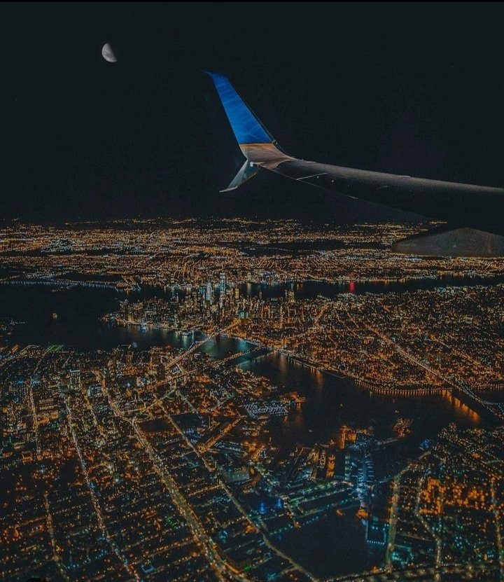 luisa_holda's tweet photo. Beautiful view over New York at night 😴 have you ever flown into New York?✈️ #newyorkcity https://t.co/t55OnqUIGP