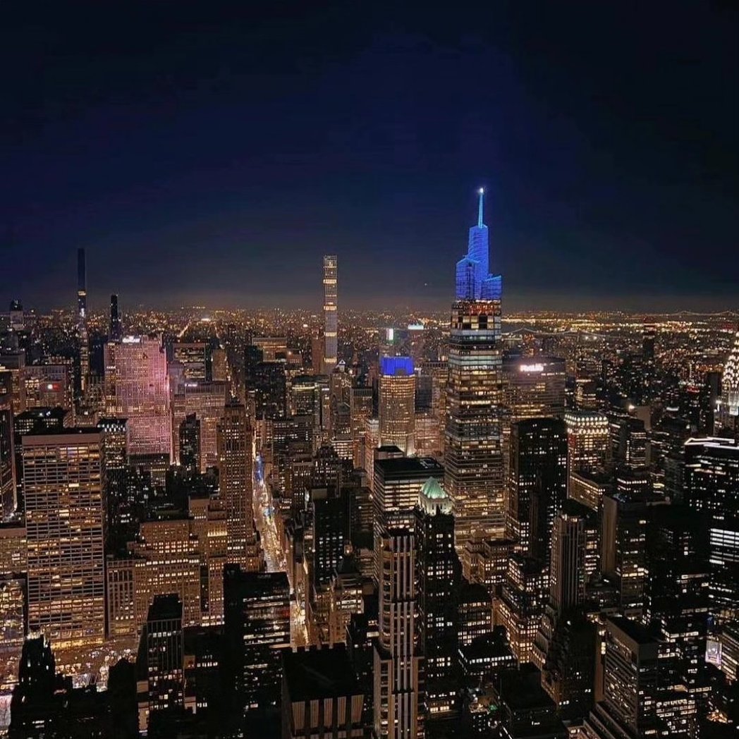 luisa_holda's tweet photo. Beautiful view over New York at night 😴 have you ever flown into New York?✈️ #newyorkcity https://t.co/t55OnqUIGP