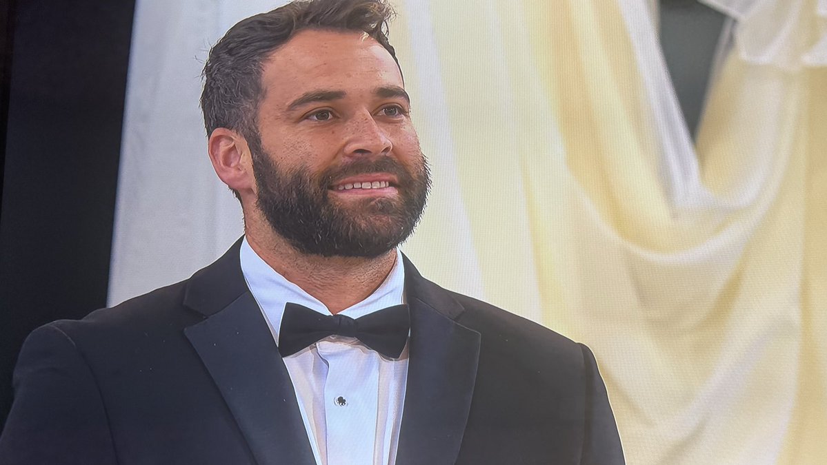 Good news. Alex says he isn’t nervous for his wedding, because he played soccer like 10 years ago #loveisblind