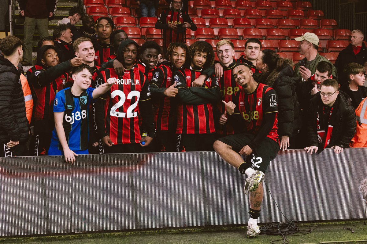 Ahead of their friendly with our u18s, some of the <a href="/FCLorient/">FC LORIENT 🐟</a> academy players were in the crowd last night 🙌

They got to meet their hero ❤️