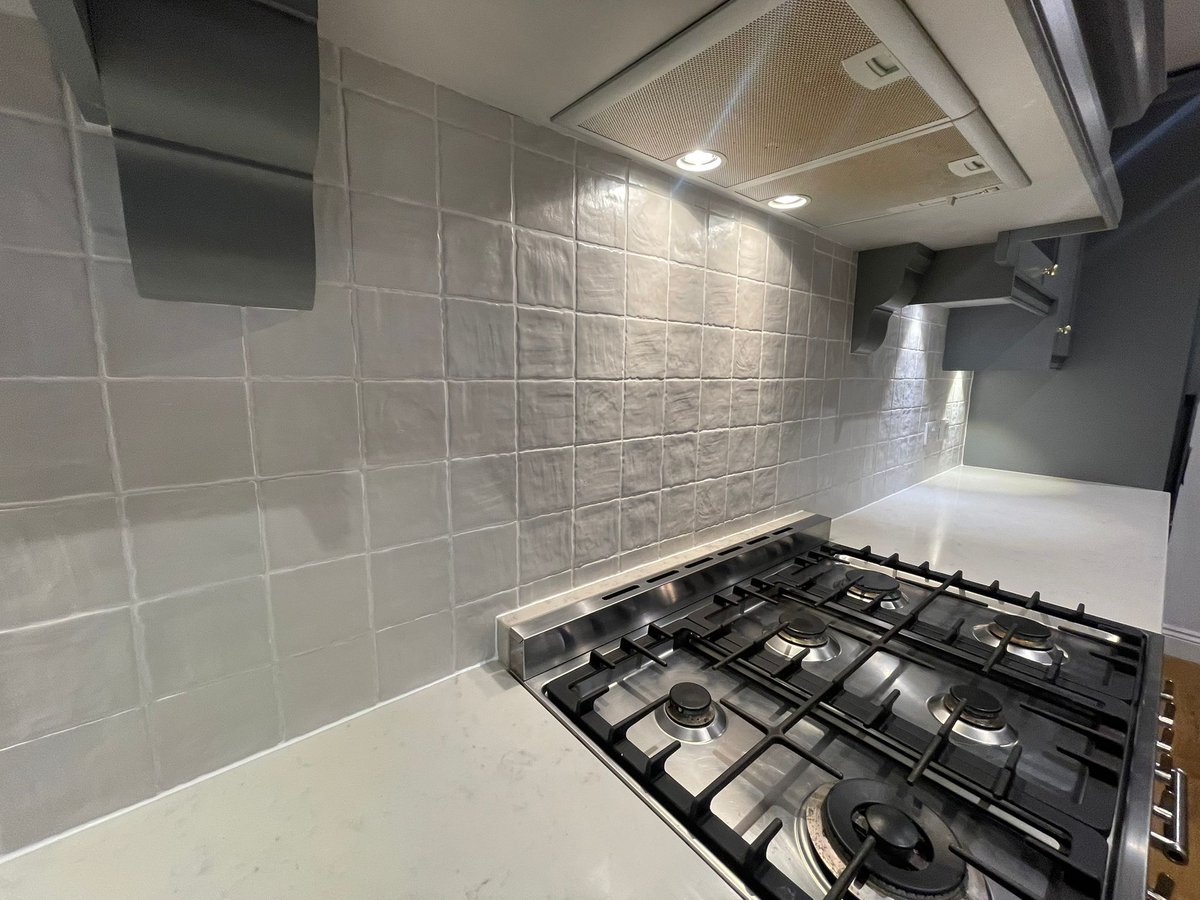 TProperties_'s tweet photo. Some of Adam's recent tiling in this beautiful cottage-style kitchen in Chiddingfold. https://t.co/b5HXakEb4S