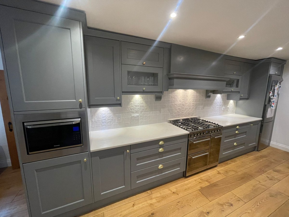 TProperties_'s tweet photo. Some of Adam's recent tiling in this beautiful cottage-style kitchen in Chiddingfold. https://t.co/b5HXakEb4S