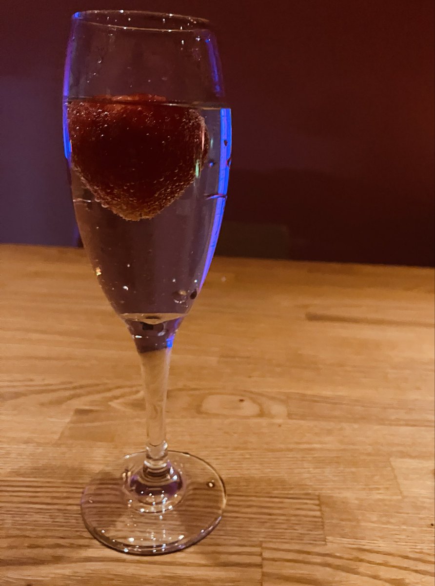 今日は#ワイン　#カクテル　#ラム
#ウイスキー　など
お好きなものにいちごサービスします
ご希望のかたは#いちご　ドボンして
ってリクエストしてくださいませ