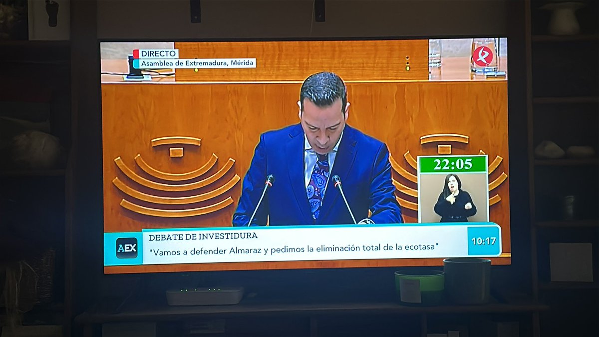 Hoy cambio la actualidad por #eldebatedeinvestidura de Extremadura. 

En principio no hay acuerdo.

¿Me revuelvo en el sofá? Me revuelvo.