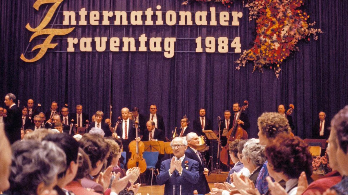 Erich Honecker tweet media