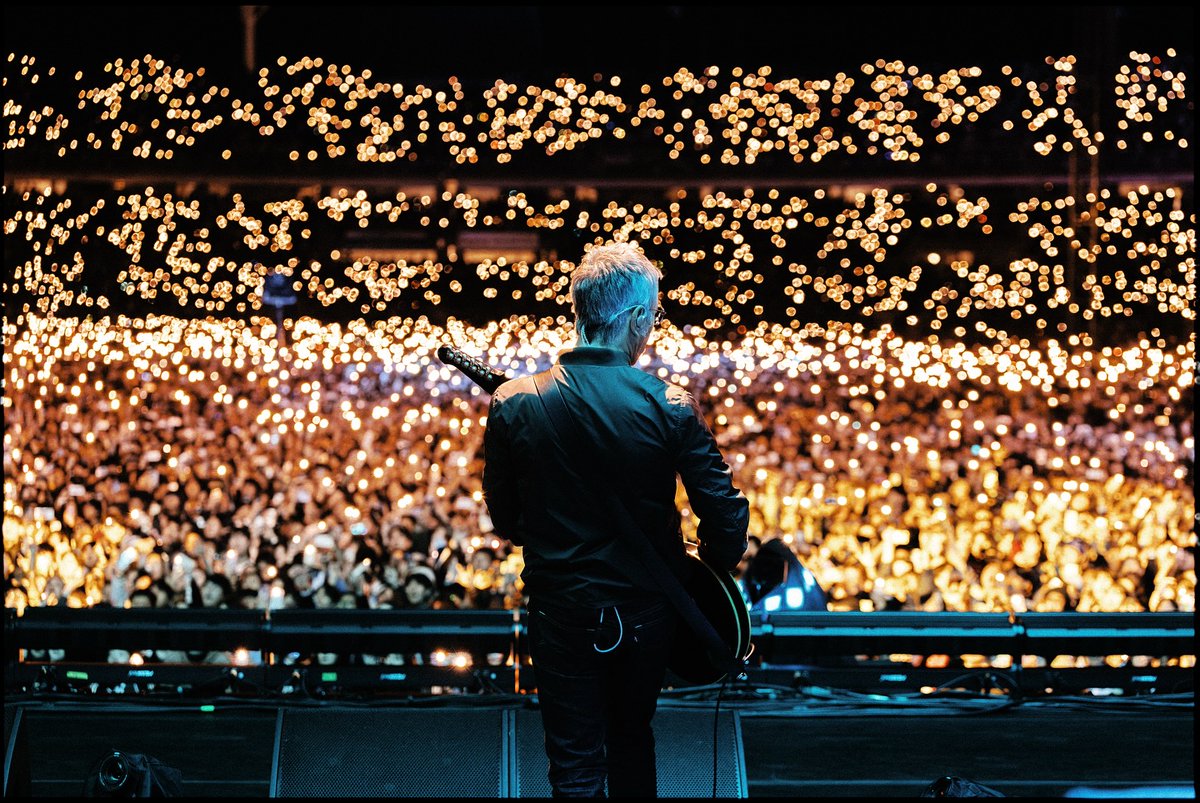 OasisArchives's tweet image. What a photo !
Gem Archer with the Seoul lights during #Oasislive25  🌟🇰🇷