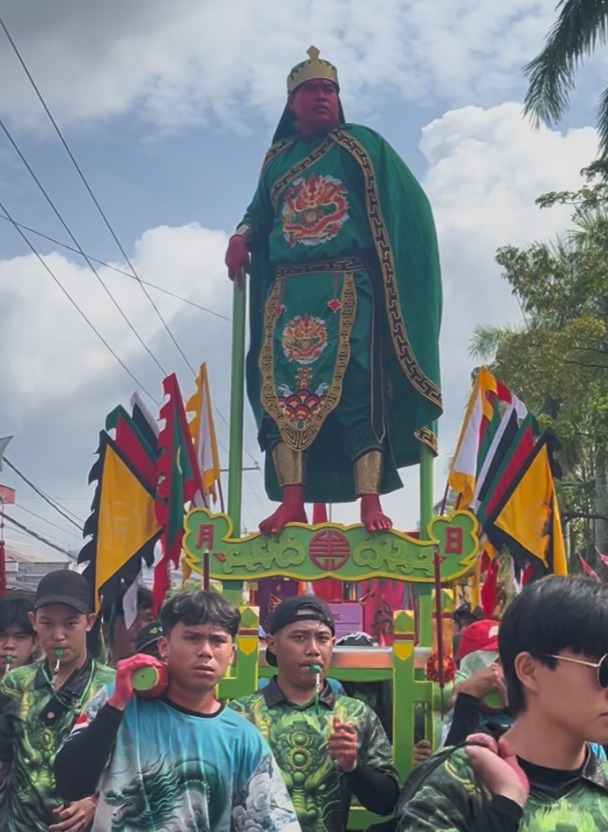 juwikaaaaa's tweet photo. Lihat Tatung dari dekat, langsung paham kenapa Cap Go Meh punya energi extra joss #CapGoMehSikawang #CapGoMehExtraJoss https://t.co/DMMzWLybKC
