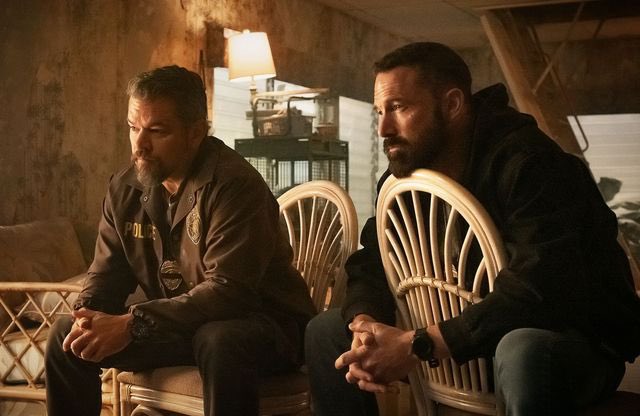 BllMathis's tweet image. En plus de réaliser le fantasme de réunir après une éternité les bros Ben Affleck et Matt Damon à l’écran, #TheRip est un thriller à suspense bien troussé, en tout cas bien plus qu’il est un actioner. Carnahan déjoue et se place là où on ne l’attend pas et dieu que ça fonctionne.
