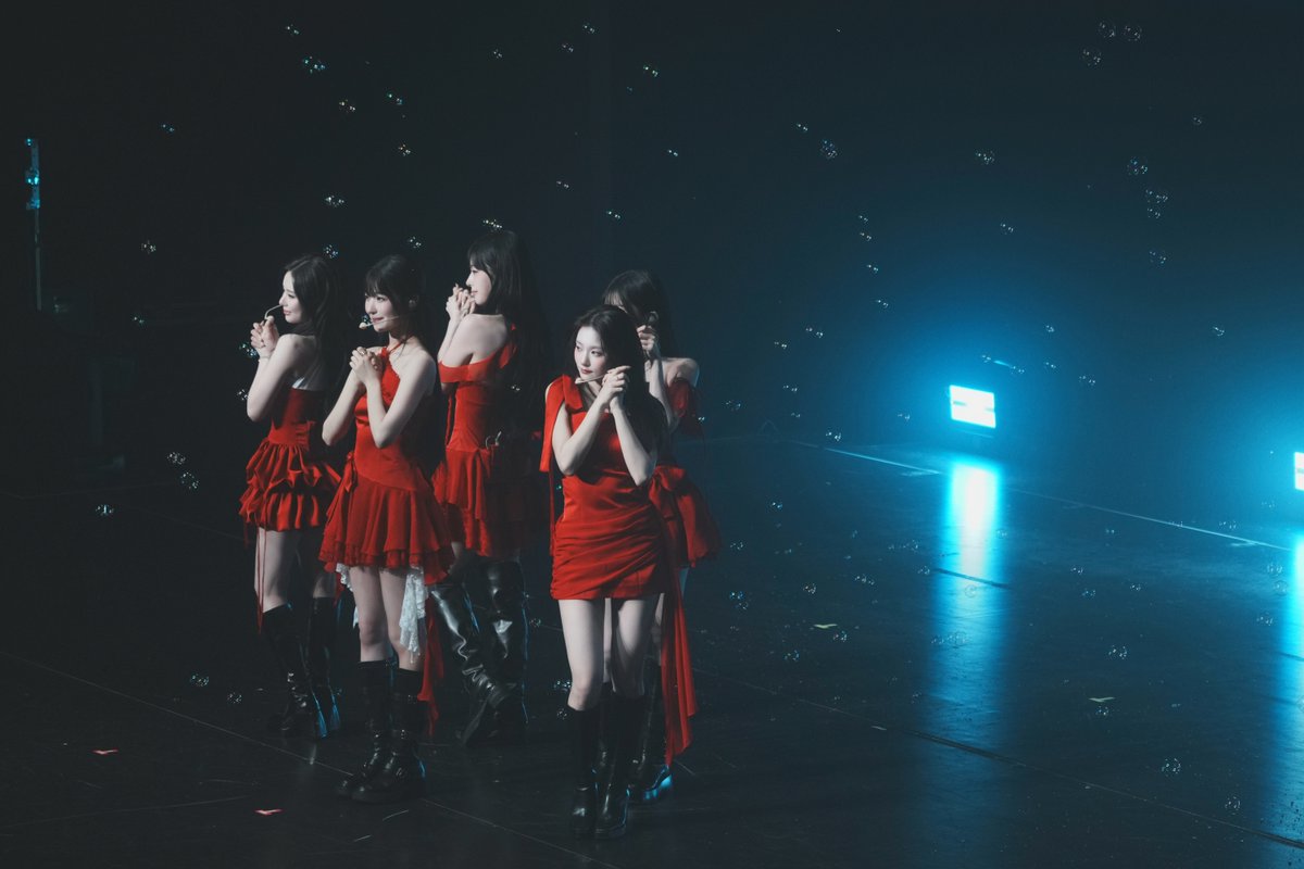 oricon's tweet photo. fromis_9、デビュー初ワールドツアー
最終公演で日本デビュー曲を初披露💕

純白の衣装で5人が登場
渾身のパフォーマンスで会場を盛り上げる

✍️ライブレポ＆セトリ（写真8枚）
https://t.co/xfmGorPcNl

4/1(水)にいよいよ日本デビュー✨️

 #fromis_9 https://t.co/h7V281YINo