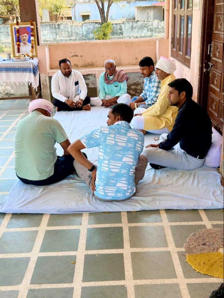 आज युवा गुर्जर महासभा के प्रदेश अध्यक्ष व भाजपा जिला महामंत्री श्री महावीर डोई जी के पूजनीय पिता जी के निधन पर उनके निवास स्थान  ईटका  पहुंचकर पुष्पांजलि अर्पित की एवं शोक संतप्त परिवार से मुलाकात कर संवेदनाएँ व्यक्त कीं। पिता का साया उठना अपूरणीय क्षति है।