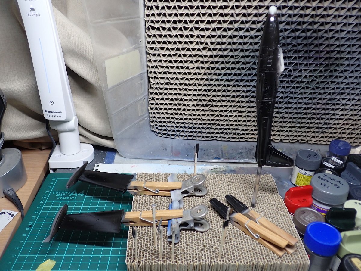 gorimodeler's tweet photo. 機首インテーク内のシルバーと縁の赤を塗って接着。
段差を消してグレー吹いて、機体全体に下地黒塗装。
あ、水平尾翼とかは銀色じゃないから黒吹かなくてよかったやん...。
#軍団26カミナリ祭
#F84G
#72lab https://t.co/PuQICAkenO