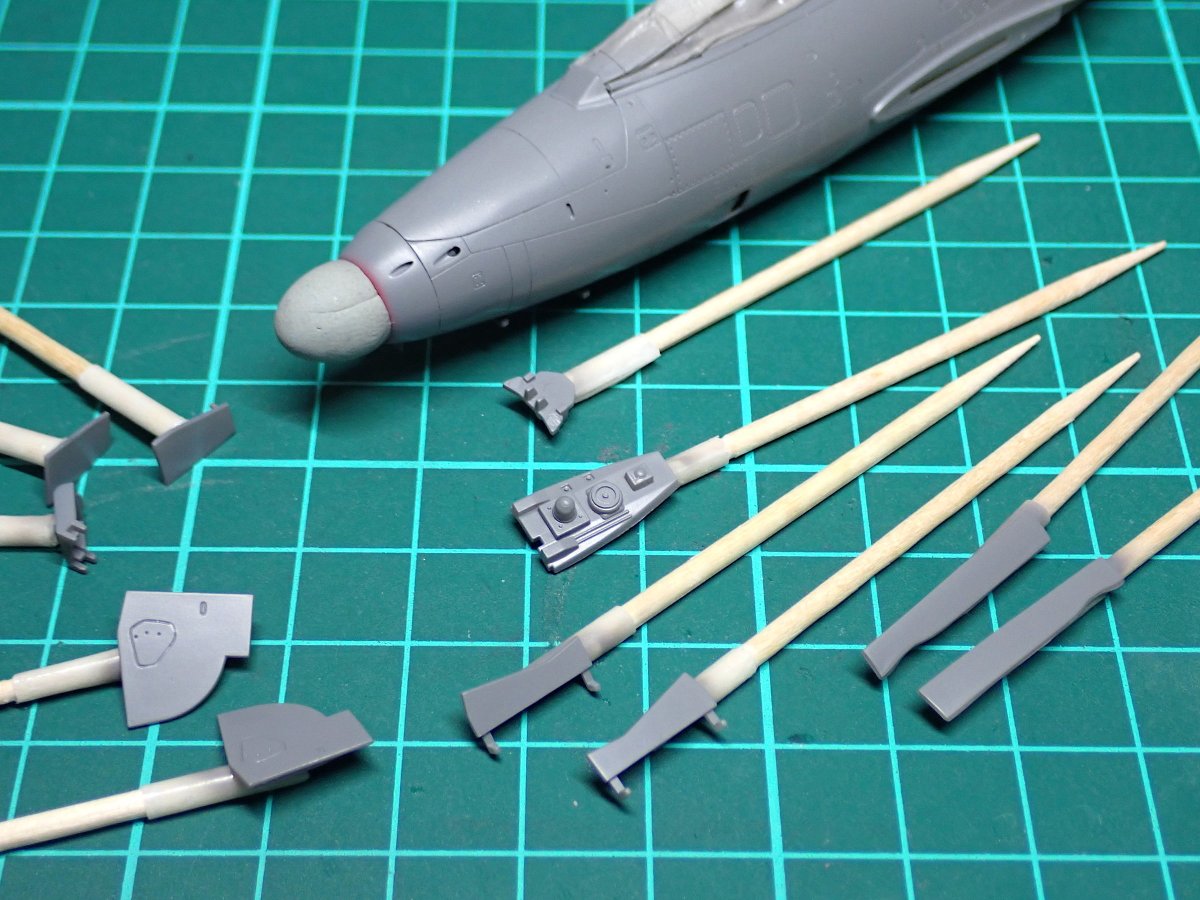 gorimodeler's tweet photo. 機首インテーク内のシルバーと縁の赤を塗って接着。
段差を消してグレー吹いて、機体全体に下地黒塗装。
あ、水平尾翼とかは銀色じゃないから黒吹かなくてよかったやん...。
#軍団26カミナリ祭
#F84G
#72lab https://t.co/PuQICAkenO