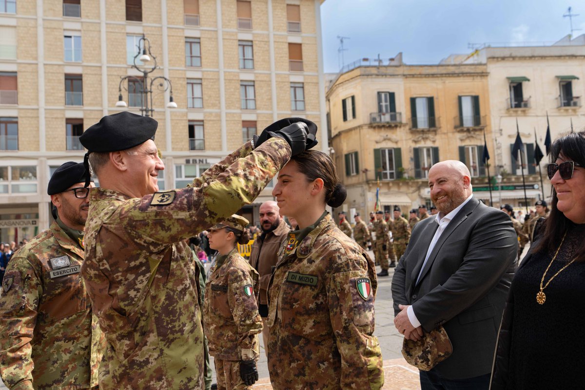 Esercito's tweet photo. #Addestramento che forgia, #valori che uniscono, #tecnologia che prepara al futuro.
141 #Volontari in Ferma Iniziale del corso intitolato alla M.O.V.M. Sottotenente Andrea #MILLEVOI hanno ricevuto il #Basco di #Cavalleria, simbolo di #identità e #appartenenza, al termine di un percorso formativo di 9 settimane presso la Scuola di Cavalleria.
Un iter di duro addestramento arricchito dall’impiego di tecnologie avanzate e da una preparazione mirata all’utilizzo dei moderni #sistemi d’arma dell’#Esercito, che consentirà ai neo Cavalieri di operare con #mezzi e #capacità all’avanguardia, integrati in contesti operativi complessi.
#EsercitoItaliano