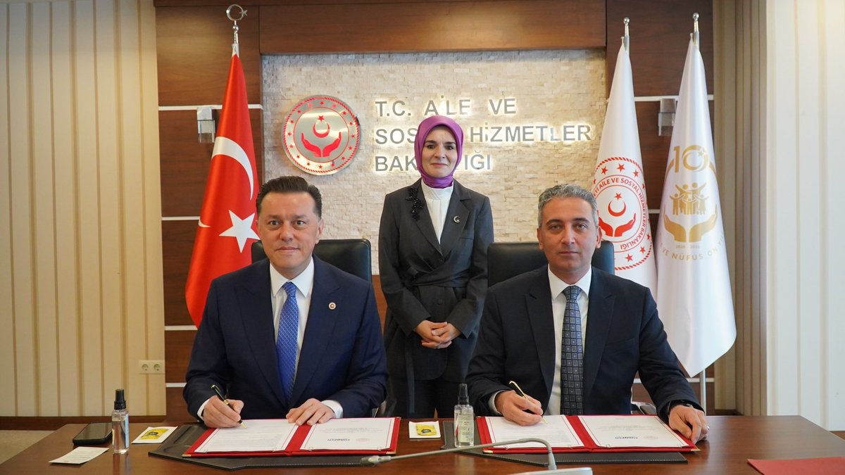 NebiHatipoglu's tweet photo. Milletimizin ve devletimizin bekası için yapılabilecek en kıymetli yatırımın, yarınlarımızın teminatı olan çocuklarımıza yapılan yatırım olduğuna her zaman tüm kalbimle inandım. 
Bu sarsılmaz inancım doğrultusunda; göz bebeğim memleketim Eskişehir'de, devletimizin şefkatli kanatları altındaki kız çocuklarımız için standartları en üst seviyede tutulmuş, sıcak bir yuva inşa etme kararı aldım. 

100 yatak kapasiteli olarak planladığımız yurdumuzu her detayıyla tamamlayıp, tamamen hazır bir şekilde Aile ve Sosyal Hizmetler Bakanlığımıza devretme konusunda Sayın Bakanımız Mahinur Özdemir Göktaş'ın teşrifleriyle protokolümüzü imzaladık.

Tek gayem ve en büyük ümidim; bu yuvada yetişen bakıma muhtaç kızlarımızın vatanına, milletine ve değerlerine bağlı, hayırlı birer birey olarak toplumda yerlerini almalarıdır. Canım Eskişehir'im; çocukların sevgiyle büyümesi, başarıyla okuması ve güvenle yaşaması için çok özel, çok güzel bir memlekettir. 

Bu anlamlı süreçteki tüm destekleri için Sayın Bakanımız Mahinur Özdemir Göktaş Hanımefendi'ye ve Eskişehir Aile ve Sosyal Hizmetler İl Müdürlüğümüze en içten şükranlarımı sunuyorum.

İnşallah yuvamız, canım anneciğim Aynur Hatipoğlu'nun ismini taşıyacak. Onun adının bu şefkat çatısı altında yaşaması ve evlatlarımıza yuva olması benim için tarif edilemez bir onurdur.
@MahinurOzdemir @tcailesosyal