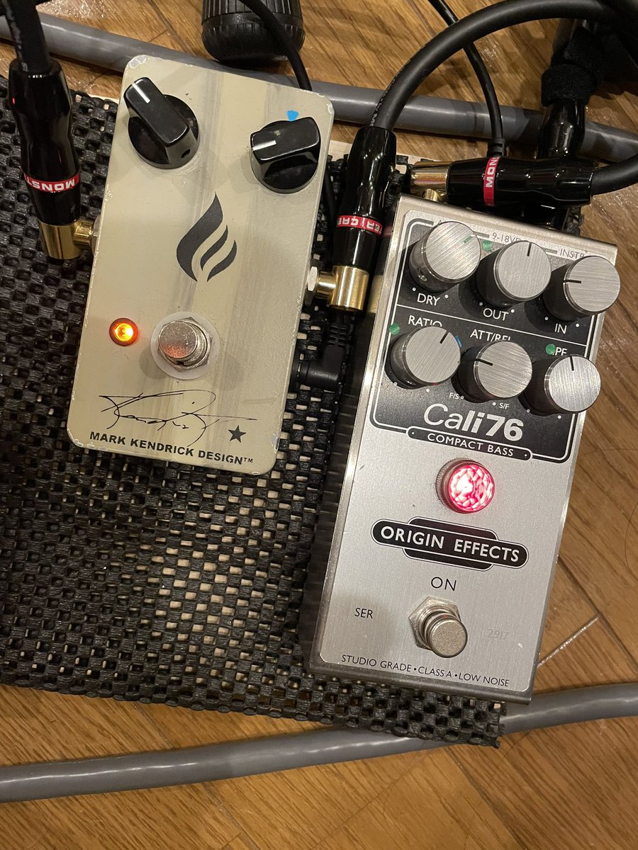 レコーディングでベースに使用したエフェクター。左がMark Kendrick