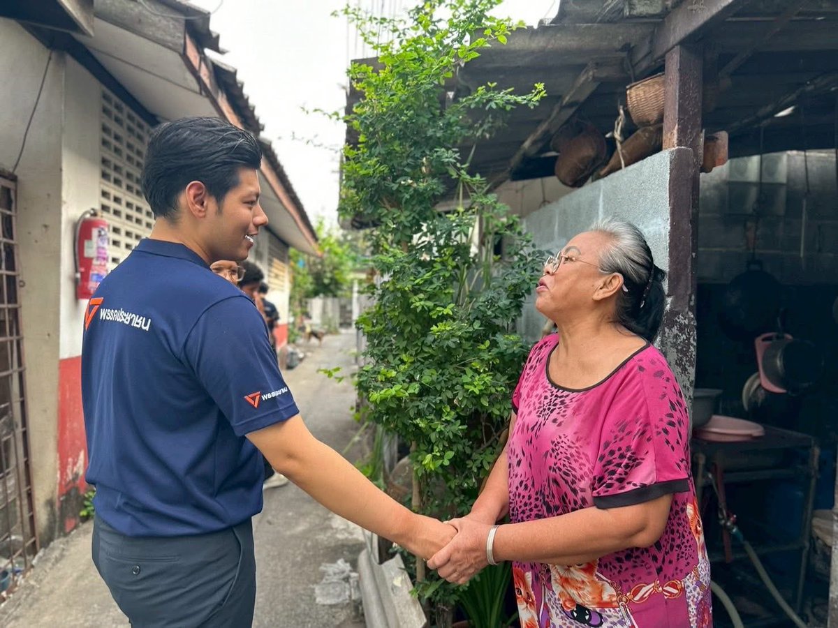 ลงพื้นที่เยี่ยมเยียน-ขอบคุณพี่น้อง ชุมชนพหลโยธิน32 และชุมชนหลังวค.จันทรเกษม ริมคลองลาดพร้าว #เขตจตุจักร

ทั้งนี้มีบ้านมั่นคงส่วนหนึ่งที่เราช่วยผลักดัน จนตอนนี้สร้างเสร็จแล้ว และอีกส่วนกำลังเริ่มสร้าง ซึ่งในภาพใหญ่ ระบบสาธารณูปโภคจะลงไปในชุมขน มีถนน, ท่อระบายน้ำ, cctv, ไฟแสงสว่าง