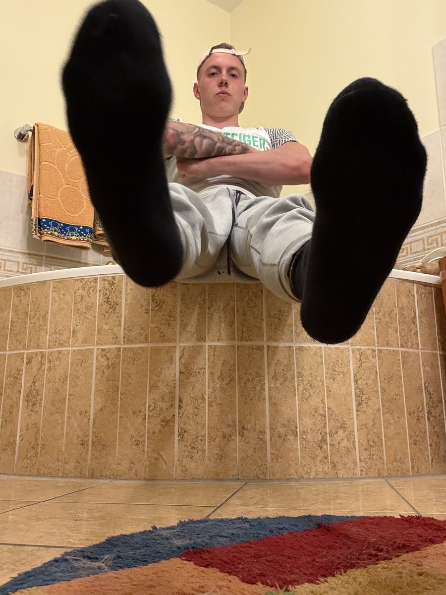 Du gehörst unter meine Sohle! 🙇🏻‍♂️🦶🏻

#findom #cashmaster #feetmaster