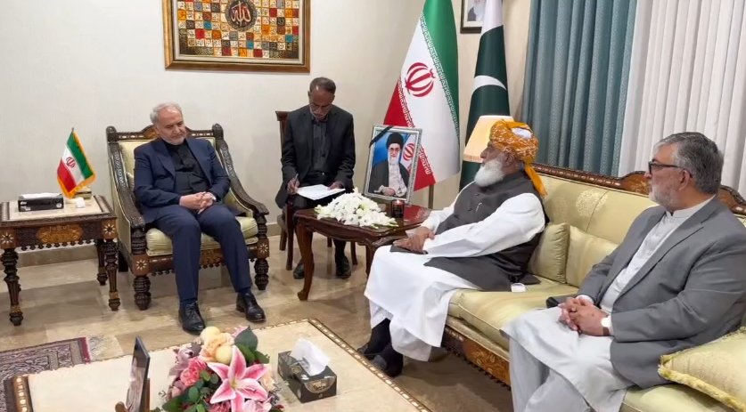 یہ تصویر اتنا بڑا انقلاب ہے کہ آپ تصور نہی کر سکتے ہیں مولانا کا ایران کی ایمبیسی جانا اور اس کے ساتھ کھڑا ہونا معمولی بات نہی ہے یہ ان حالات میں پورا ڈائنیمکس بدل رہا ہے 
اسلام کا ہر مکتبہ فکر مسلک سے بالا ہو کر ایران کے ساتھ کھڑا ہے 
اللہ پاک ایران کا ایران کی