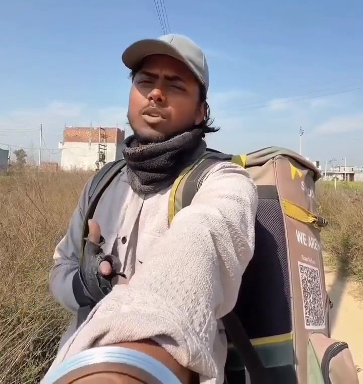 A delivery agent arrived at a house with clothes that had been ordered for a child.

He sent the OTP and asked the man for the code, but the man replied that he hadn’t received it. After a brief conversation, it became clear that his phone had no active recharge.

The delivery