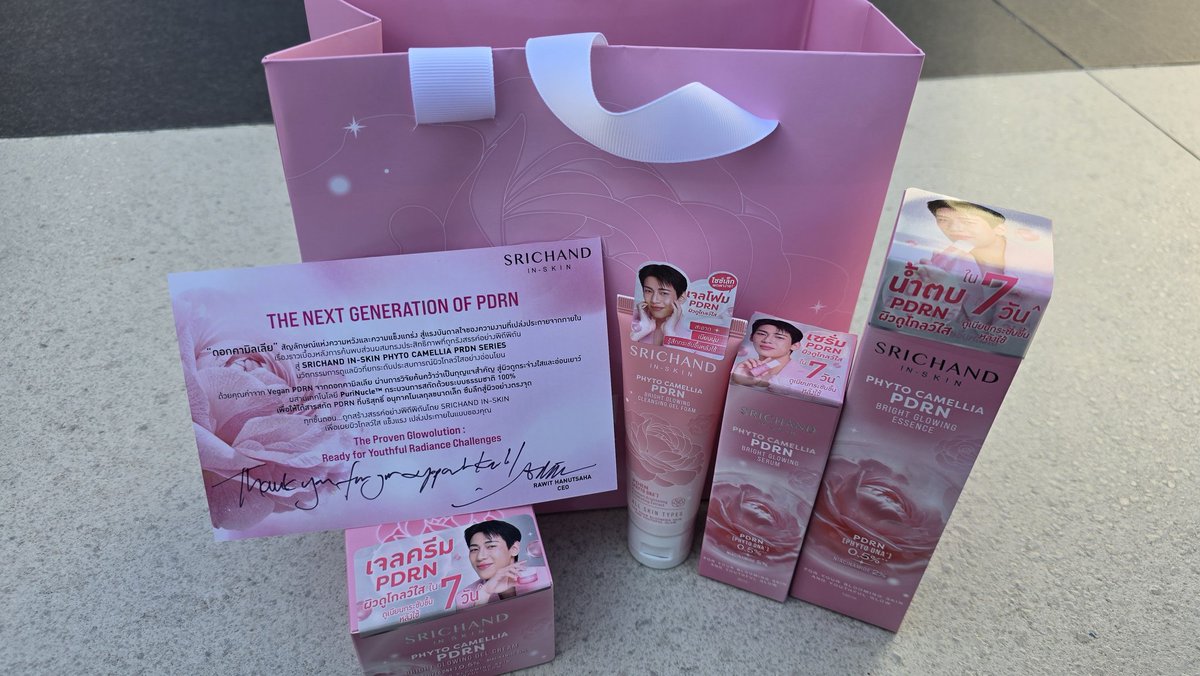 Saturn__BB's tweet photo. พี่ศรีเตรียม giftset น้องชมพูให้ด้วย น่ารักมากเลยมากเลย 😍😍
#SrichandPDRNxBamBam 
#SRICHANDxBamBam
#BamBam #뱀뱀 @BamBam1A @srichand1948 https://t.co/SZijp0Ah6U