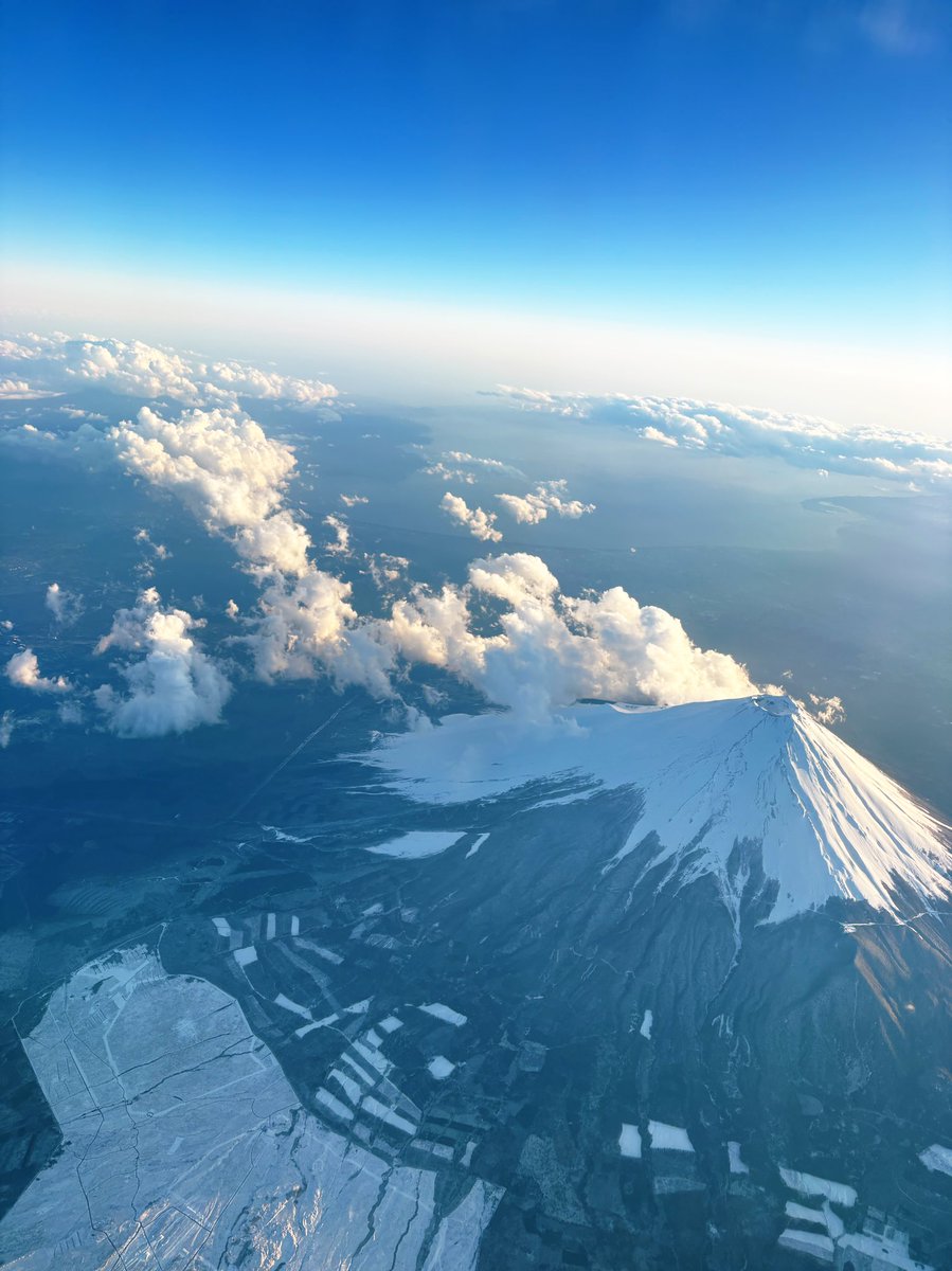さっき機上からの富士山だよ〜 やっぱり寒いと思ったら雪❄️が降っ