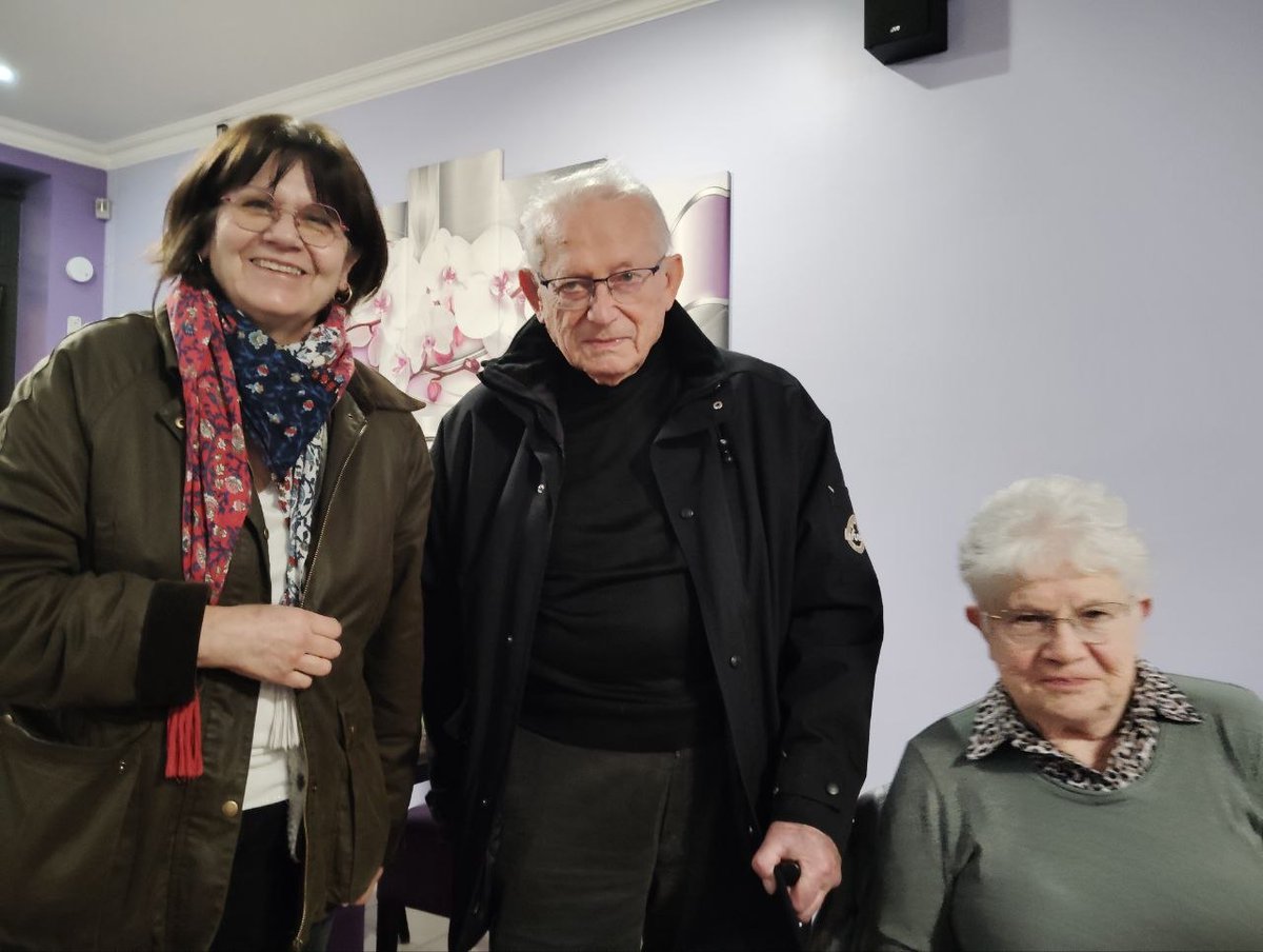 StephanieBujon's tweet photo. Logement, commerce, espaces verts, mobilité, associations, sécurité, finances, aménagement, plein de sujets abordés lors de notre échange avec Etienne Lengereau chez Marco, à Montrouge, près du parc Renaudel. Des réponses apportées et des projets à venir pour continuer ensemble ! https://t.co/TWe8cgwi5r