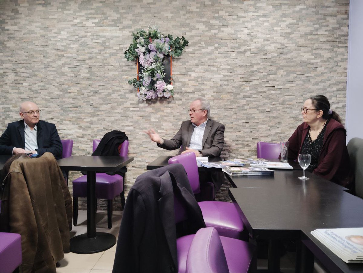 StephanieBujon's tweet photo. Logement, commerce, espaces verts, mobilité, associations, sécurité, finances, aménagement, plein de sujets abordés lors de notre échange avec Etienne Lengereau chez Marco, à Montrouge, près du parc Renaudel. Des réponses apportées et des projets à venir pour continuer ensemble ! https://t.co/TWe8cgwi5r
