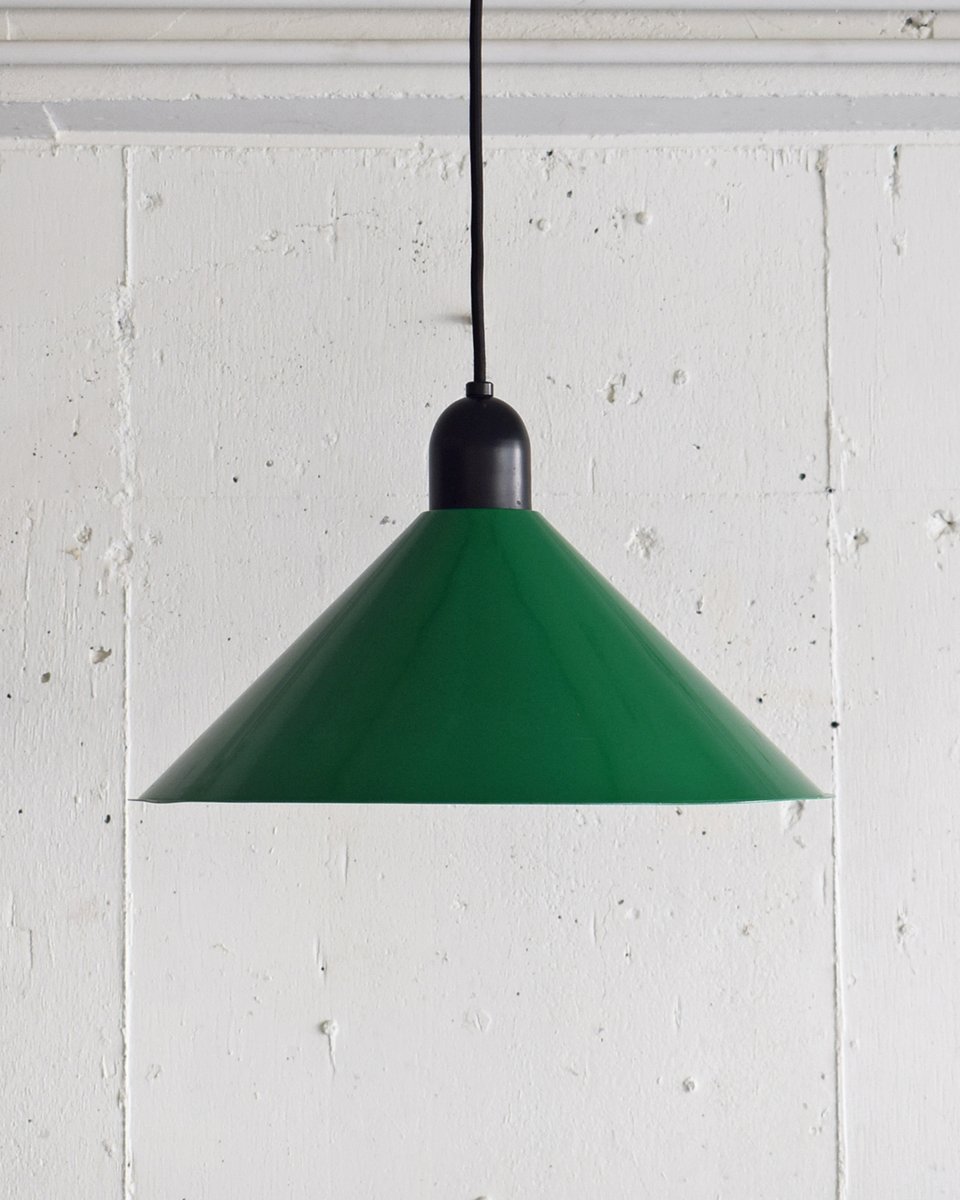 ヤマギワ社製、円錐形シェードのペンダントライトです。70年代頃の