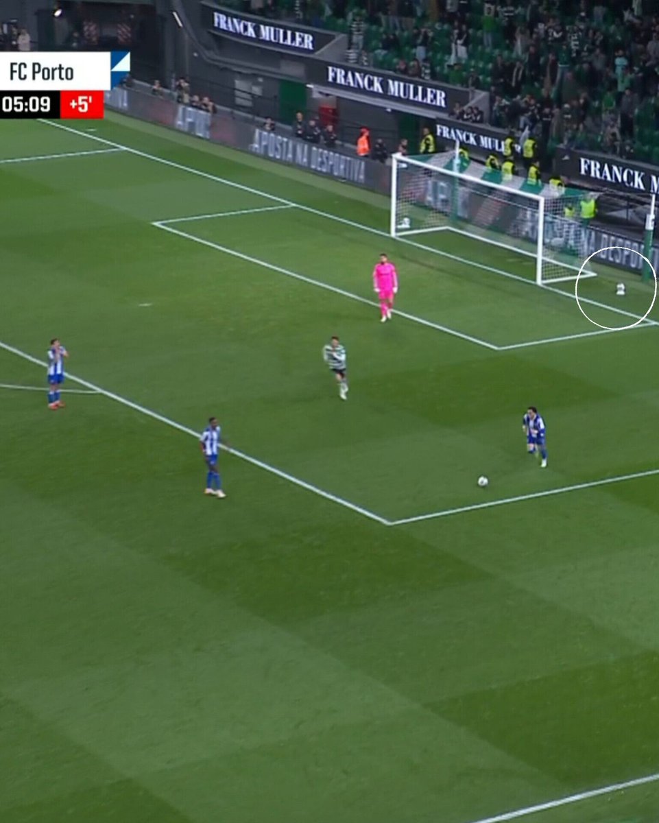 racadeleao_'s tweet photo. Minuto 90+5 em Alvalade, a ganharmos pela margem mínima e imaginem, os cones tinham bolas para que o Porto pudesse rapidamente meter a bola em jogo. Inadmissível esta atitude... https://t.co/Xg2XQ45cDq