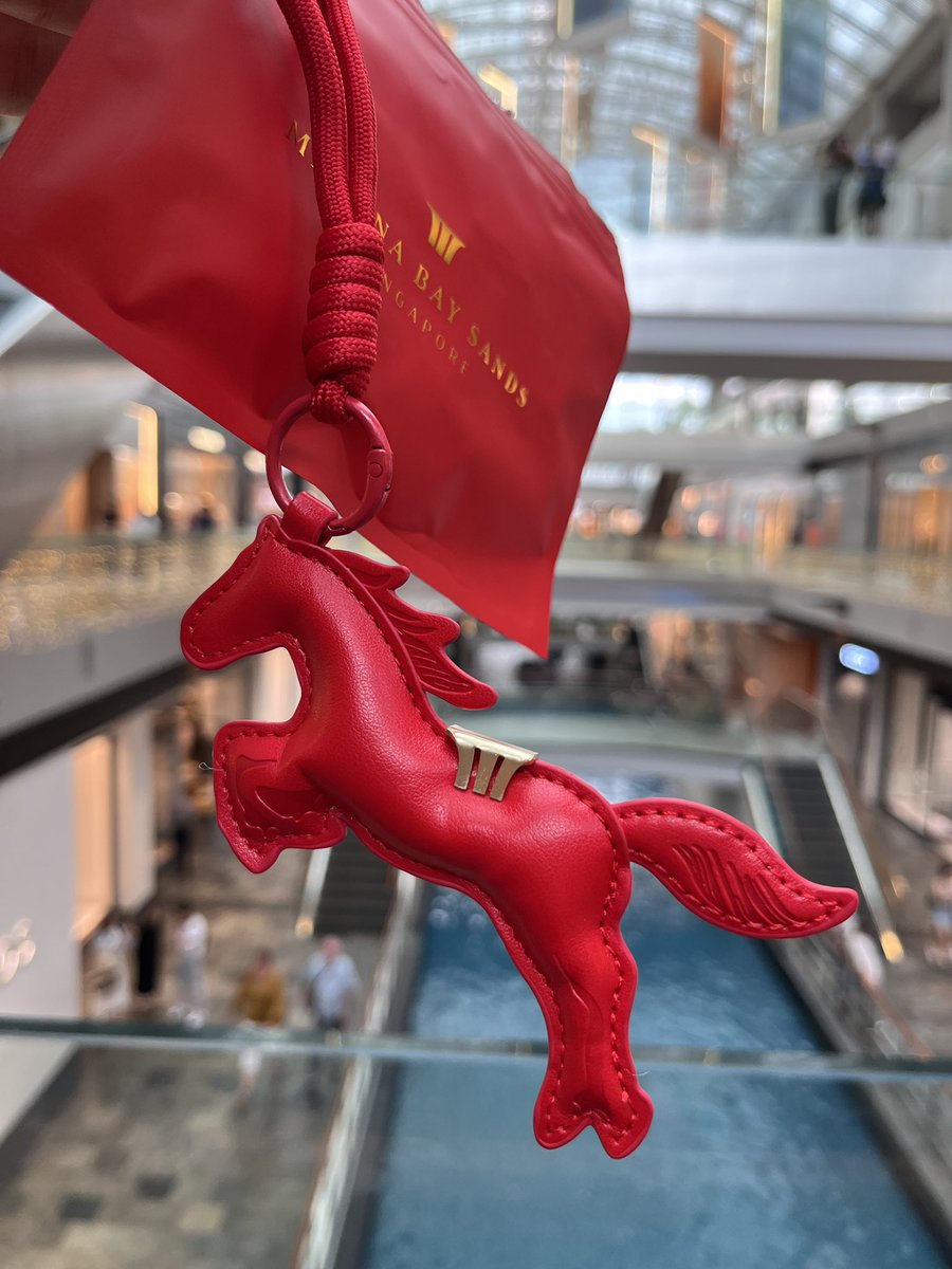 h_chie's tweet photo. マリーナベイサンズの旧正月限定のホースチャームが可愛い🥰背中のMBSロゴがお気に入り✨
はじめ日本人はもらえませんって言われてた焦ったけど無事ゲット😂 https://t.co/7sbAgEtrd4