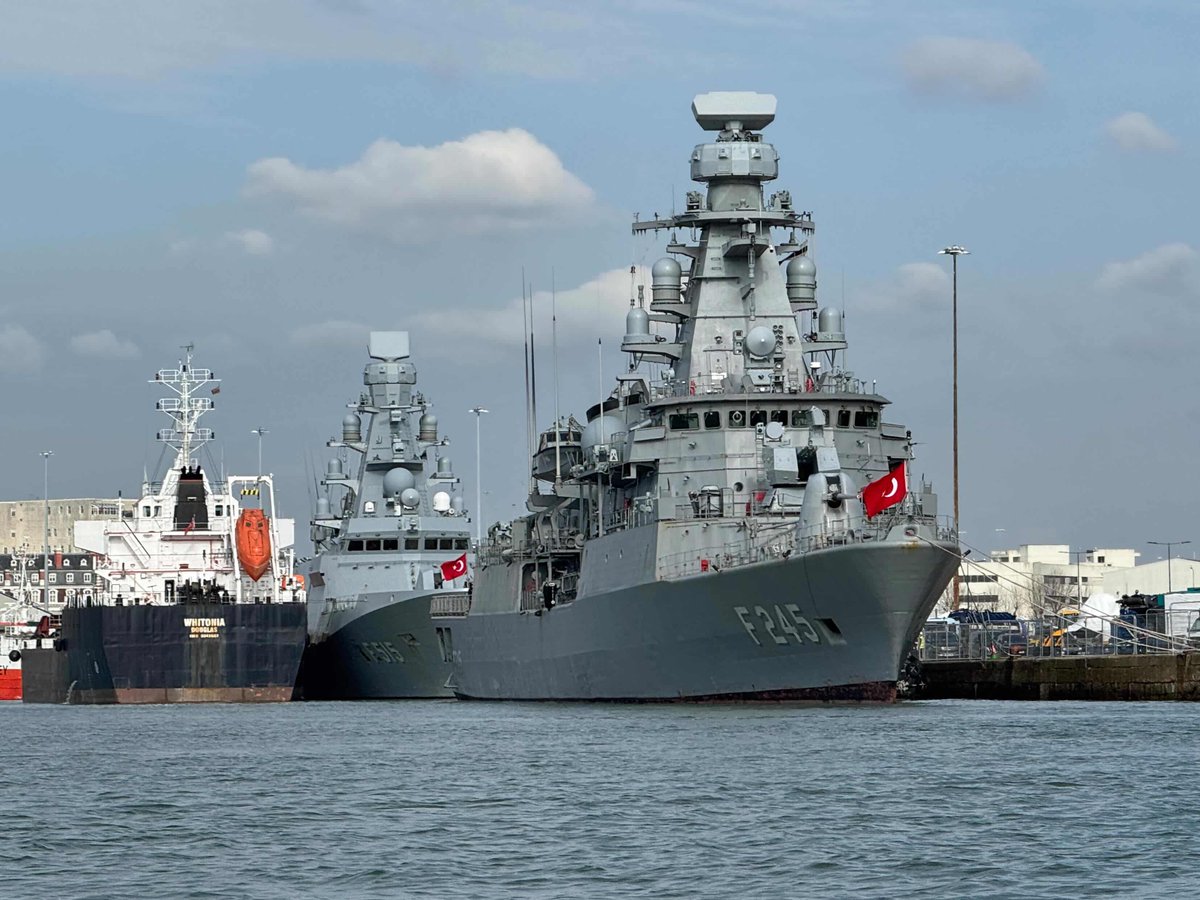 NavyLookout's tweet photo. The increasingly impressive 🇹🇷Turkish Navy visiting Southampton this week. 

TCG Oruçreis, TCG Istanbul and TCG Anadolu alongside.

Via: S. Murphy https://t.co/Vpyaul0W5d