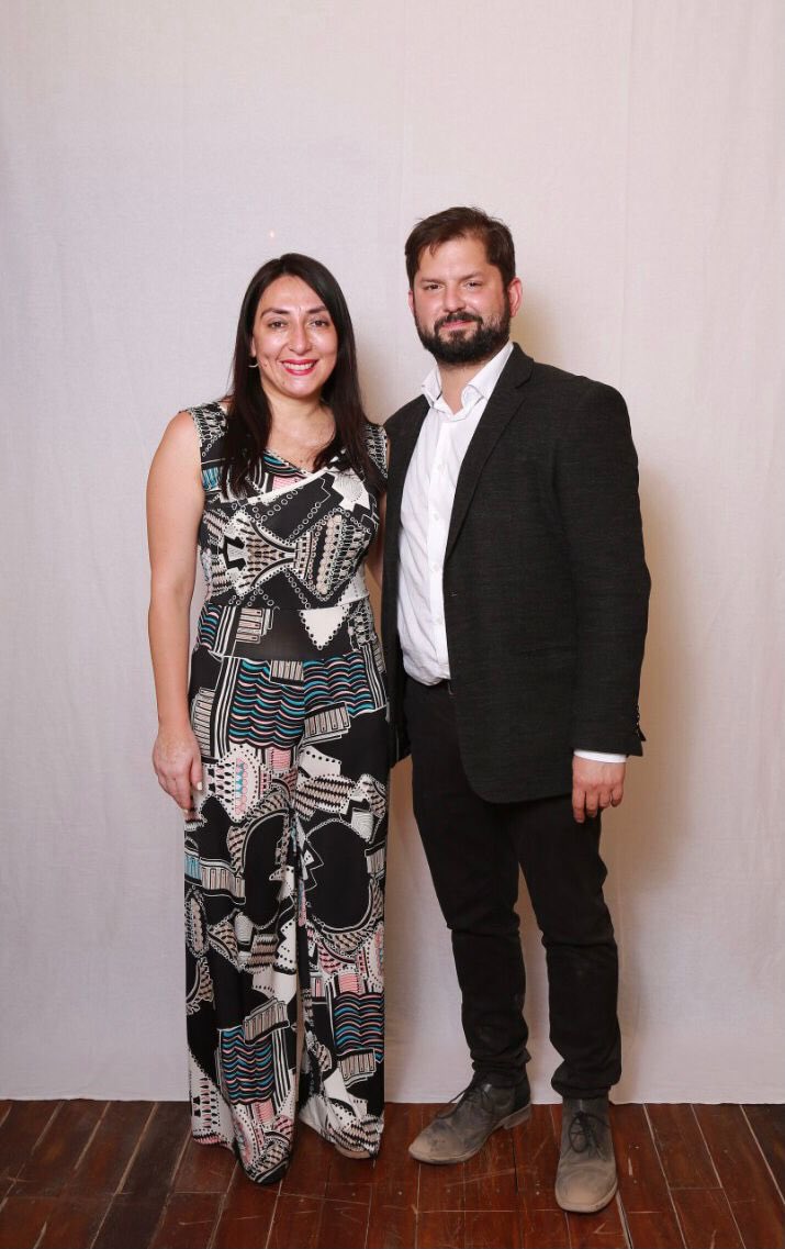 *EL BURRICO FANFARRÓN*
Oda al Pdte saliente
Era un burrico maltrecho
muy Merluzo y simplón,
torcido e inexperto,
mentiroso y fanfarrón.
Presumía de ser culto
en su pobre ilusión,
más sus diarios exabruptos
no le daban la razón.
Sus actos y pensamientos
eran chuecos cual bastón,